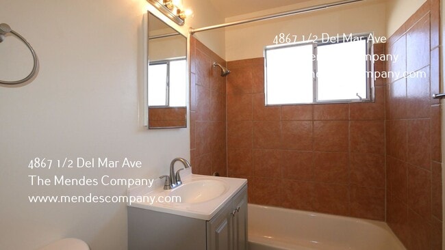 Building Photo - 4867 1/2 Del Mar Avenue-