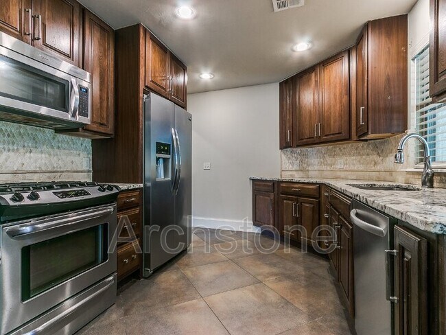 Building Photo - 9631 Stratford Dr
