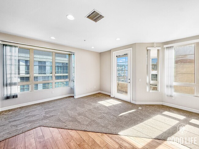 Building Photo - Beautiful East Village Condo w/ W/D, A/C & Balcony Views!