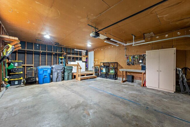 Building Photo - Spacious 4 Bed Lakewood Home w/ 2 Kitchens...
