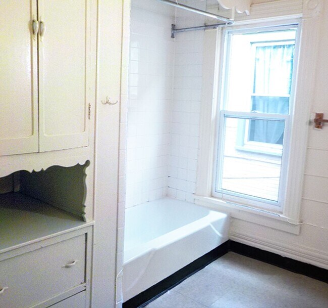 Building Photo - AVAILABLE 07/01/2026 - Beautiful 3 Bedroom...