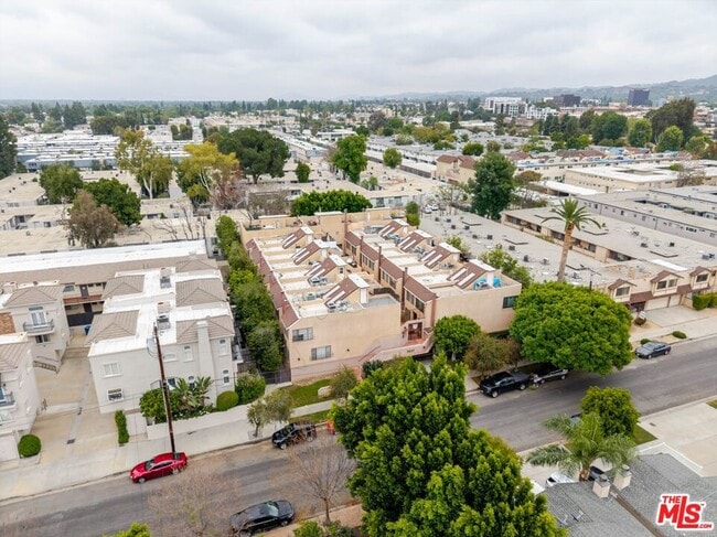 Building Photo - 5820 Yolanda Ave