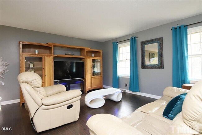 Building Photo - 4 Bedroom 3 Bath Home Available in August!