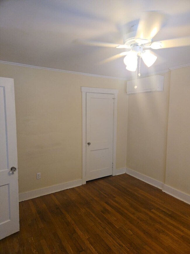 Building Photo - Spacious 3-Bedroom Home w/ Parking & Centr...