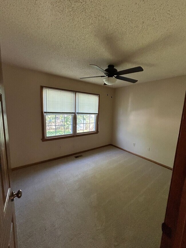 Building Photo - 4BD/2.5BA in Albemarle Acres Neighborhood ...