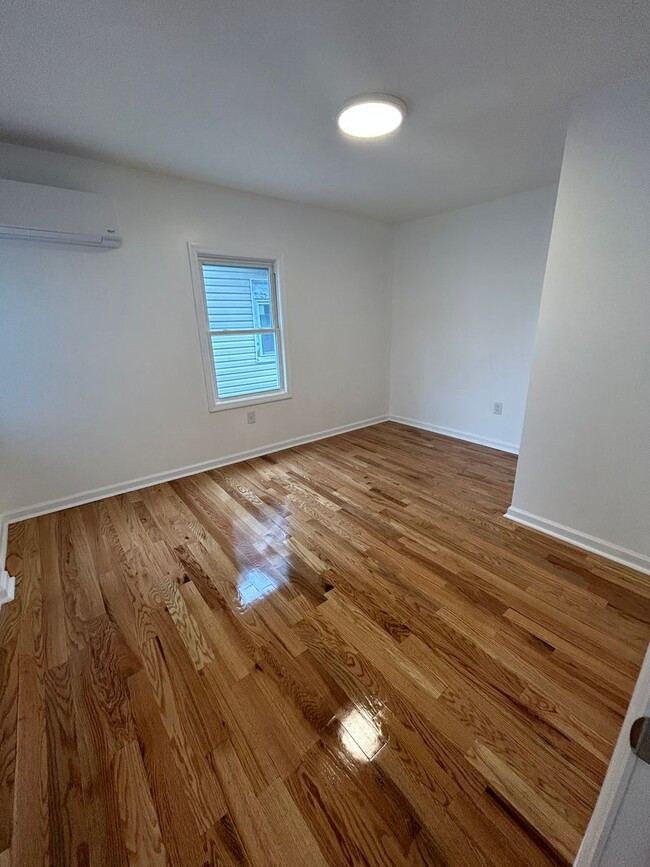 Building Photo - Spacious 6-Bedroom 4-Bathroom Single Famil...