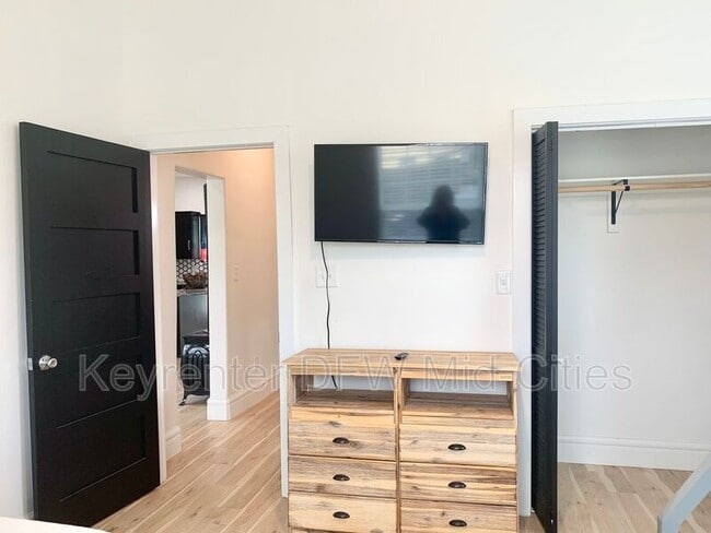 Building Photo - 1512 W Twelfth St