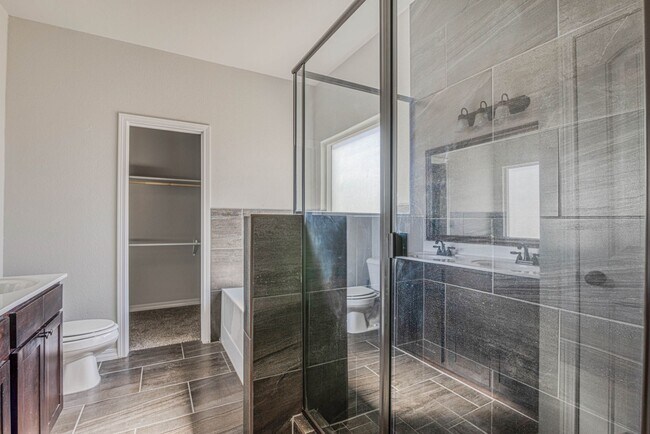 Building Photo - Beautiful East side House with 3 beds-2.5 ...