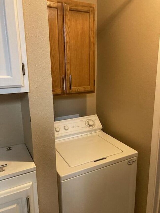 Building Photo - Spacious open concept ranch - pets allowed