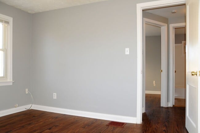 Building Photo - 924 S Harris Ave