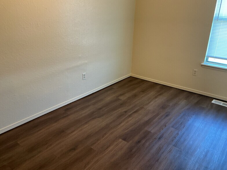 Building Photo - 4301 Yorkshire Dr