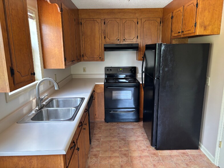 Building Photo - 523 Woods Dr