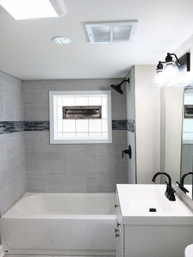 Building Photo - Spacious Showstopper
