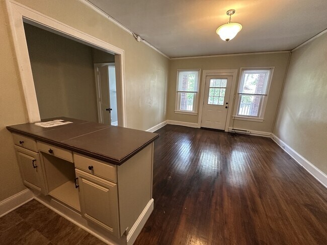 Building Photo - MOVE IN READY! Great Studio Apartment in Downtown Mooresville!