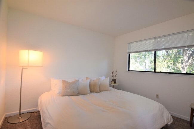 Building Photo - Beautiful 4bd/ 2.5 ba House