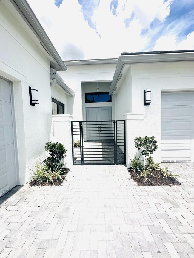 Building Photo - 12465 SW Crystal Cv Dr