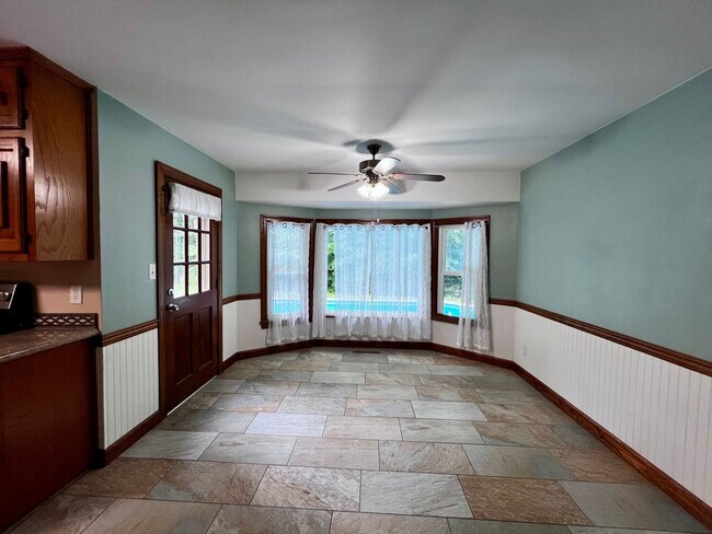 Building Photo - Large 6 bedroom home with Pool in Virginia Beach