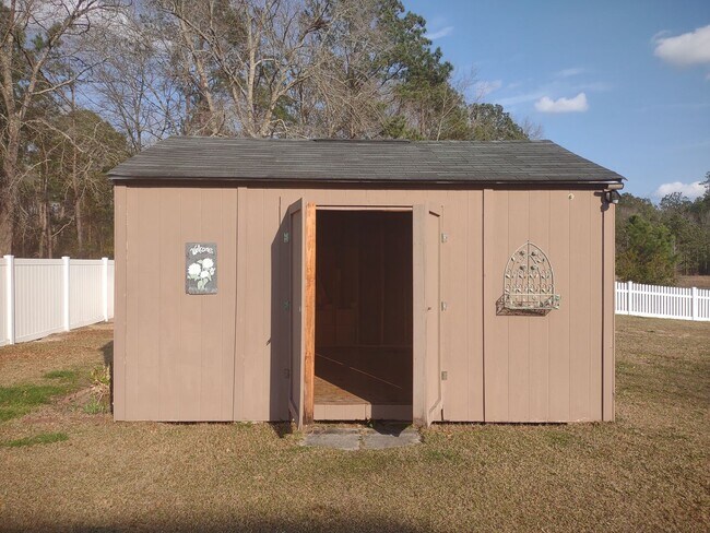 Building Photo - Beautiful and Charming! You Want it and Th...