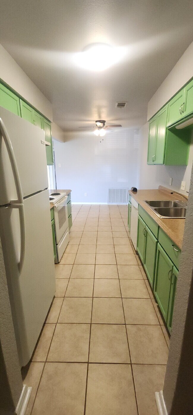 Building Photo - Charming 2 Bed/ 1 Bath Duplex with a Garag...