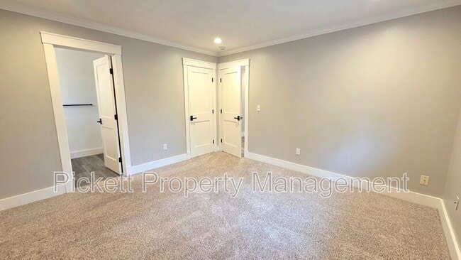 Building Photo - 1331 NE Gilmax Ln