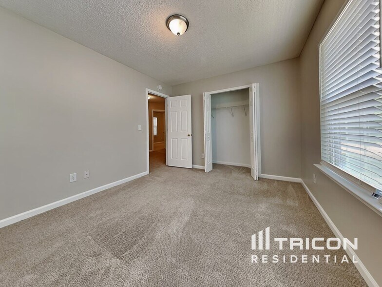 Building Photo - 207 E Creek Ct