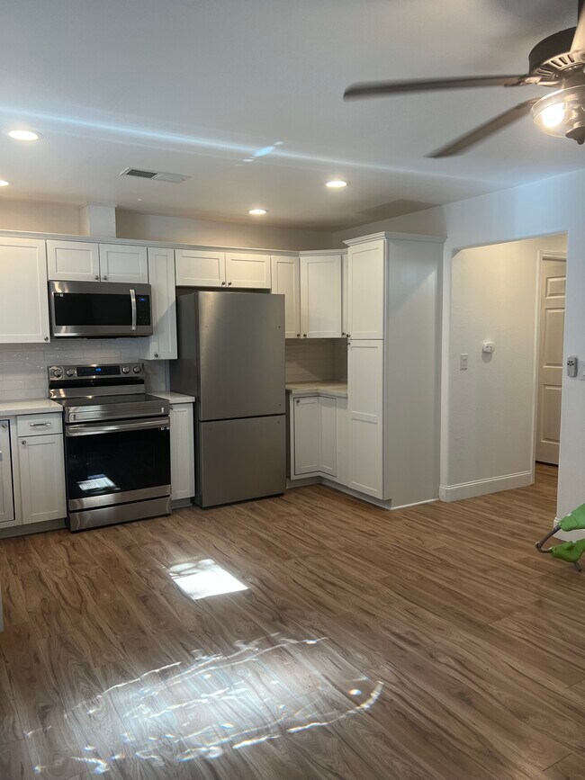 Building Photo - 555 C St