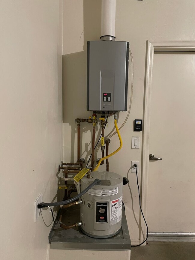 Building Photo - 1994 Willow Oak Ln