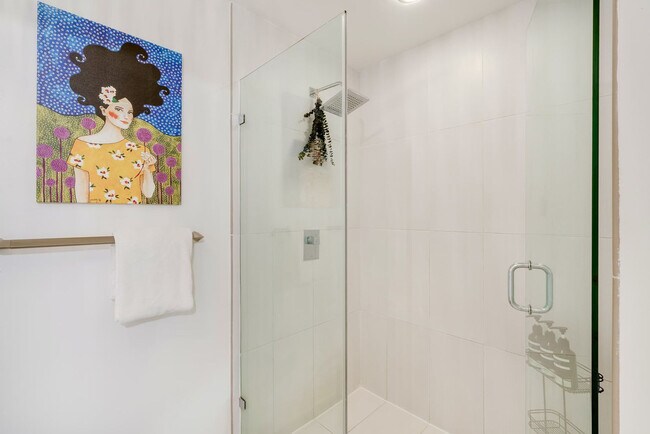 Building Photo - 3256 NE 1st Ave