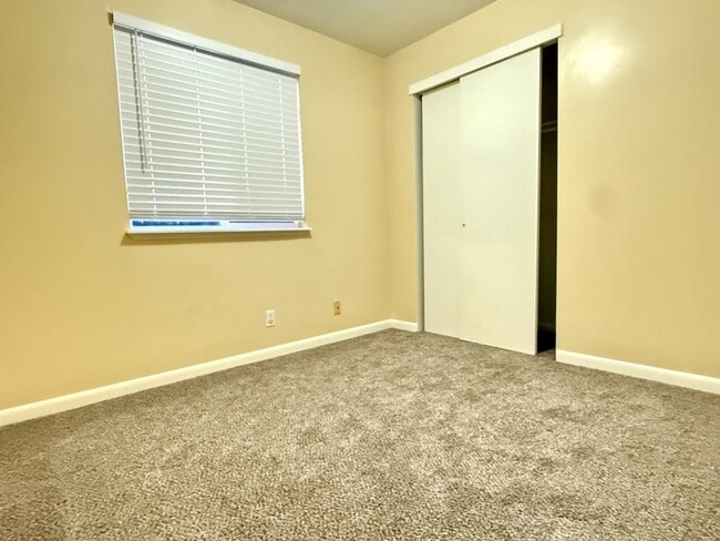 Building Photo - 966 Glendale St W