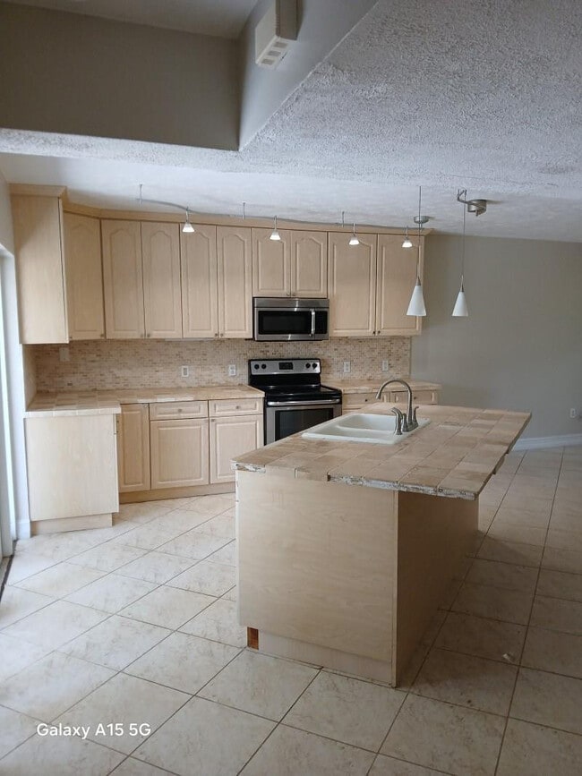 Building Photo - 17131 SW 85th Ave