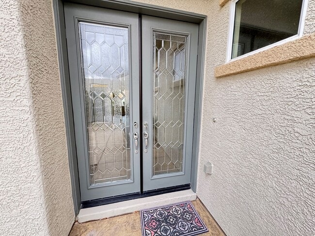 Building Photo - Spacious 4 Bedroom Home with Private Pool!