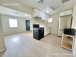 Building Photo - 927 S 35th Ave