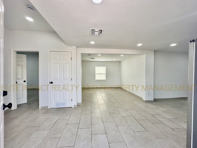 Building Photo - 3921 E Blacklidge Dr