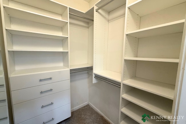 Building Photo - Spacious 3 bedroom, 2.5 Bathroom Condo w/ ...