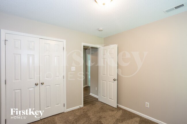 Building Photo - 109 W Bank Dr