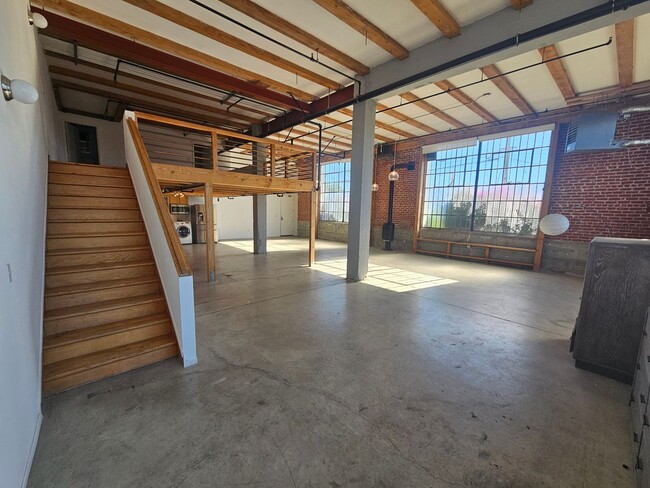 Building Photo - Unique & Spacious Live / Work Loft in the ...