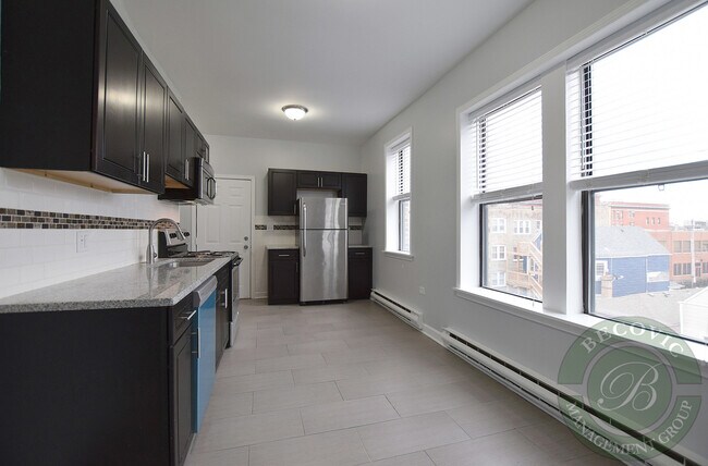 Building Photo - 3635 W Dickens Ave