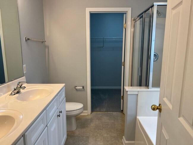 Building Photo - Three Bedroom Home in Pinecrest with Garage