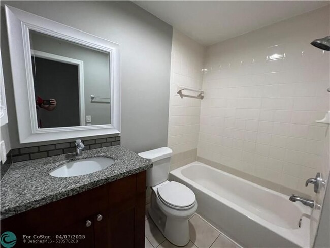 Building Photo - 353 SW 35th Ave