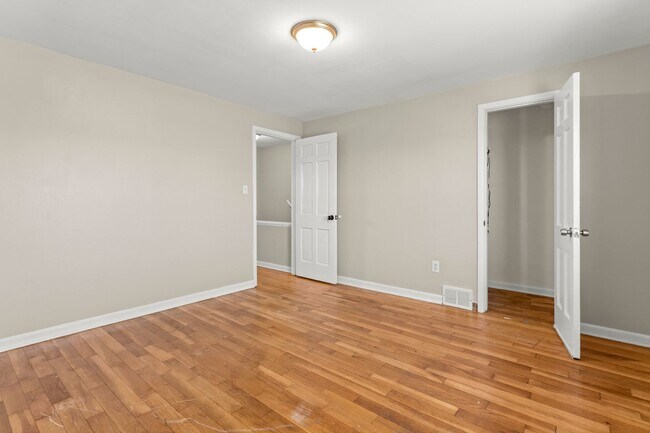 Building Photo - Beautiful updated townhome
