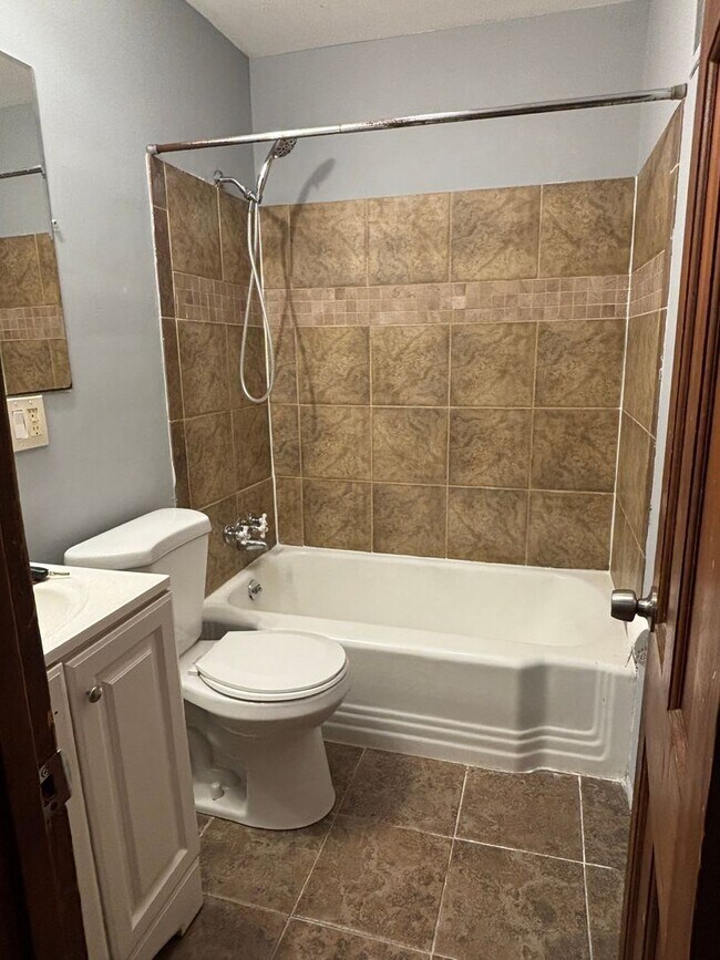 Building Photo - 3 Bedroom 1 Bath Home For Rent