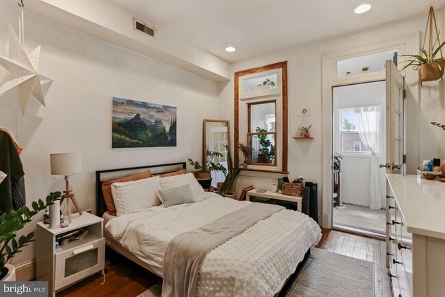 Building Photo - 1116 Monroe St NW