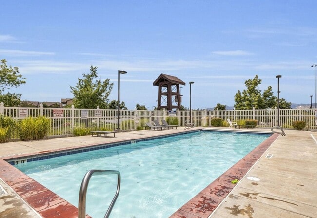 Building Photo - Luxury 3 Bedroom Plus Den in Sandy!