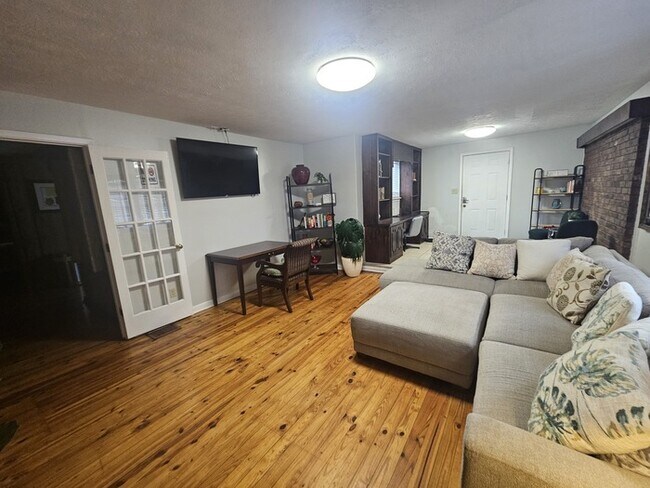 Building Photo - Furnished Three Bedroom Ranch Home