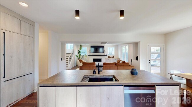 Building Photo - 1220 Lomax Ave