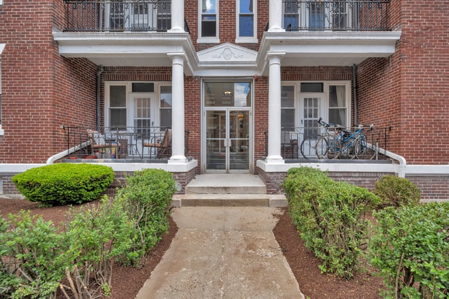 Building Photo - Charming 2 Bedroom