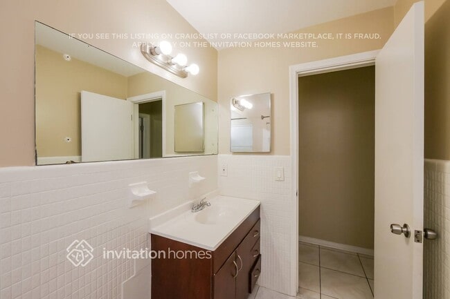 Building Photo - 700 S Rainbow Dr