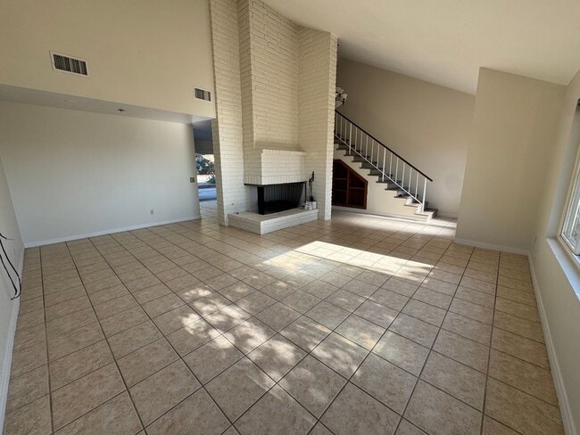 Building Photo - 4 Bedroom - 2 Bathroom with view