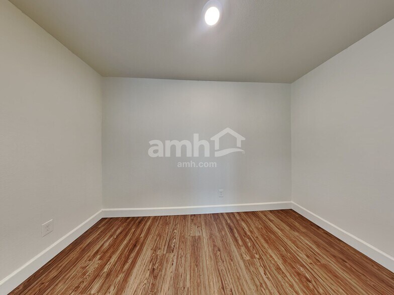 Building Photo - 1805 Viaggio Ave