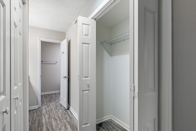 Building Photo - Discover Your Lakeside Oasis: 2 Bedroom Condo at Harris Lake